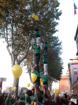 Les castellers de Baho devant la préfecture