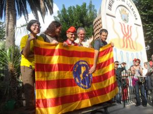 Un alguerés assenyala l'Alguer, cosit tot just enguany a la senyera de l'aplec